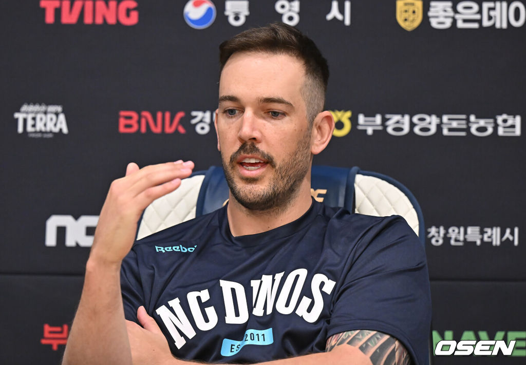 29일 창원NC파크에서 2026 신한 SOL KBO 리그 NC 다이노스와 두산 베어스의 경기가 열린다. 홈팀 NC는 테일러가, 방문팀 두산은 곽빈이 선발 출전한다. NC 다이노스 드류 버하겐이 인터뷰를 하고 있다. 2026.03.29 / foto0307@osen.co.kr