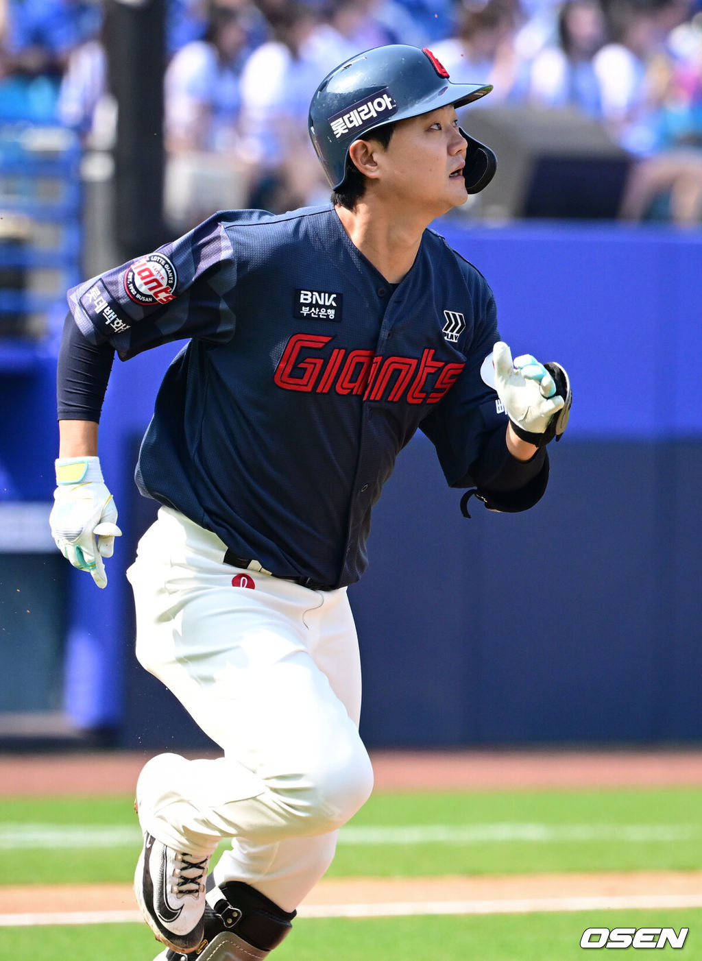 29일 대구삼성라이온즈파크에서 ‘2026 신한 SOL KBO 리그’ 삼성 라이온즈와 롯데 자이언츠의 개막시리즈 경기가 열렸다.개막전 선발 투수로 삼성은 최원태를 롯데는 비슬리를 내세웠다.4회초 1사에서 롯데 손호영이 선제 우월 홈런을 날린 뒤 베이스를 돌고 있다. 2026.03.29 /cej@osen.co.kr