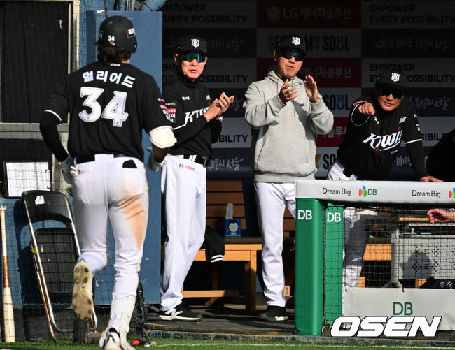 [OSEN=잠실, 지형준 기자] 프로야구 KT 위즈가 우승팀&nbsp;LG 트윈스를 꺾고 개막전 승리를 거뒀다.&nbsp;KT는&nbsp;28일 서울 잠실구장에서 열린 2026 KBO리그 개막전 LG와 경기에서 장단 18안타를 폭발시키며 11-7로 승리했다.&nbsp;KT는 역대 6번째 개막전 선발 전원 안타 진기록을 세웠다. 7회초 2사 2루에서 KT 힐리어드가 투런포를 날리며 이강철 감독을 비롯한 코칭스태프와 기뻐하고 있다. 2026.03.28&nbsp;/ jpnews@osen.co.kr