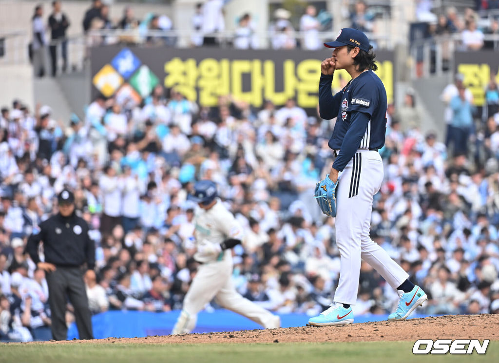 29일 창원NC파크에서 2026 신한 SOL KBO 리그 NC 다이노스와 두산 베어스의 경기가 열렸다. 홈팀 NC는 테일러가, 방문팀 두산은 곽빈이 선발 출전했다. 두산 베어스 곽빈이 4회말 1사 1루 NC 다이노스 김형준에게 좌월 2점 홈런을 맞고 아쉬워하고 있다. 2026.03.29 / foto0307@osen.co.kr