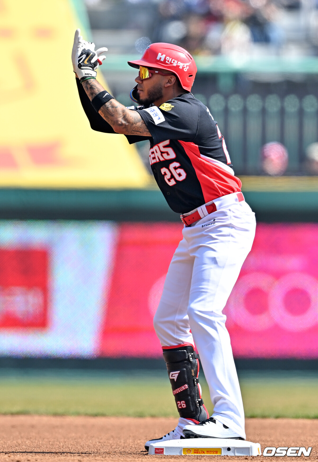 28일 인천 SSG랜더스필드에서 ‘2026 신한 SOL KBO리그’ SSG 랜더스와 KIA 타이거즈의 개막전이 열렸다.이날 경기에서 SSG은 화이트를, KIA는 네일을 선발로 내세웠다.1회초 무사 주자 1루 KIA 카스트로가 우익수 앞 2루타를 때린 후 2루에서 기뻐하고 있다. 2026.03.28 / rumi@osen.co.kr