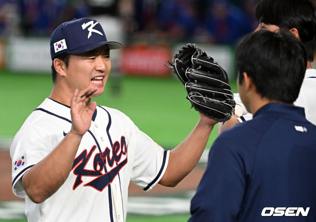 8일 일본 도쿄돔에서 2026 월드베이스볼클래식(WBC) 1라운드 C조 조별리그 대한민국과 대만의 경기가 열렸다.한국은 전날(7일) 일본과의 경기에서 6-8로 석패했다. 앞서 체코전을 11-4로 잡았던 한국은 1승1패를 마크하게 됐고, 남은 대만전과 호주전에 사활을 걸어야 한다.9회초 수비를 마친 한국 고우석이 동료선수들과 하이파이브를 하고 있다. 2026.03.08 /spjj@osen.co.kr
