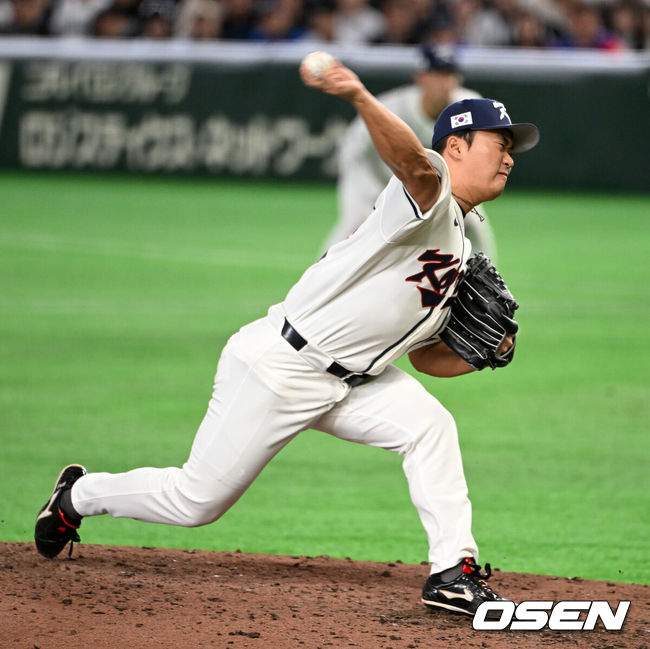 [OSEN=도쿄(일본), 손용호 기자] 8일 일본 도쿄돔에서 2026 월드베이스볼클래식(WBC) 1라운드 C조 조별리그 대한민국과 대만의 경기가&nbsp;열렸다.한국은 전날(7일) 일본과의 경기에서 6-8로 석패했다. 앞서 체코전을 11-4로 잡았던 한국은 1승1패를 마크하게 됐고, 남은 대만전과 호주전에 사활을 걸어야 한다.9회초 한국 고우석이 역투하고 있다. 2026.03.08&nbsp;/spjj@osen.co.kr