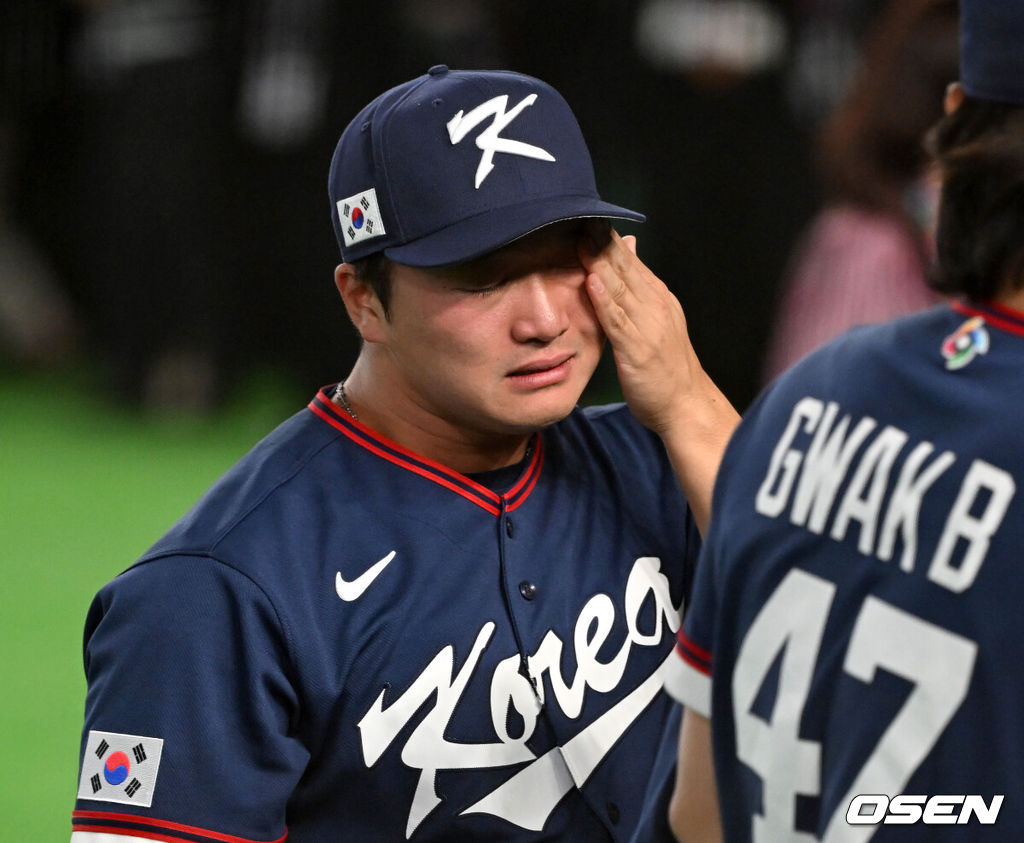 도쿄의 기적이 나왔다. 한국 WBC 대표팀이 17년 만에 1라운드를 통과했다. 한국은 9일 일본 도쿄돔에서 열린 ‘2026 월드베이스볼클래식(WBC)’ 1라운드 C조 호주와의 경기에서 로 승리를 거뒀다. 이로써 한국은 조별라운드 2승2패를 기록하면서 호주, 대만 등을 최소실점률로 제치면서 2009년 이후 17년 만에 1라운드를 통과했다. 이제 한국은 마이애미행 전세기를 탄다.경기 종료 후 한국 고우석이 기쁨의 눈물을 흘리고 있다. 2026.03.09 /spjj@osen.co.kr
