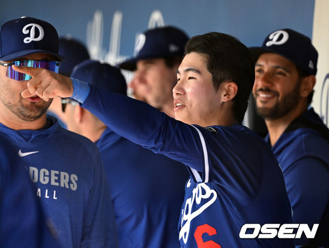 [OSEN=글렌데일(미국), 이대선 기자] '코리안 데이'였다.&nbsp;이정후(샌프란시스코 자이언츠)와 김혜성(LA 다저스)이 맞대결에서 나란히 맹활약했다. &nbsp;LA 다저스와 샌프란시스코 자이언츠는 2일(이하 한국시간) 미국 애리조나주 글렌데일의 캐멀백 랜치에서 2025 메이저리그 시범경기를 치렀다.&nbsp;이날 김혜성은 8번 유격수로,&nbsp;이정후는 3번 중견수로 각각 선발 출장했다. 이정후가 총알 2루타로 선제 타점을 올리자, 7푼 타율로 마음고생을 하던 김혜성은 시범경기 첫 홈런포를 터뜨렸다.5회말 무사에서 LA 다저스 김혜성이 좌월 솔로 홈런을 치고 더그아웃에서 동료들과 이야기를 나누고 있다. 2025.03.02 / sunday@osen.co.kr