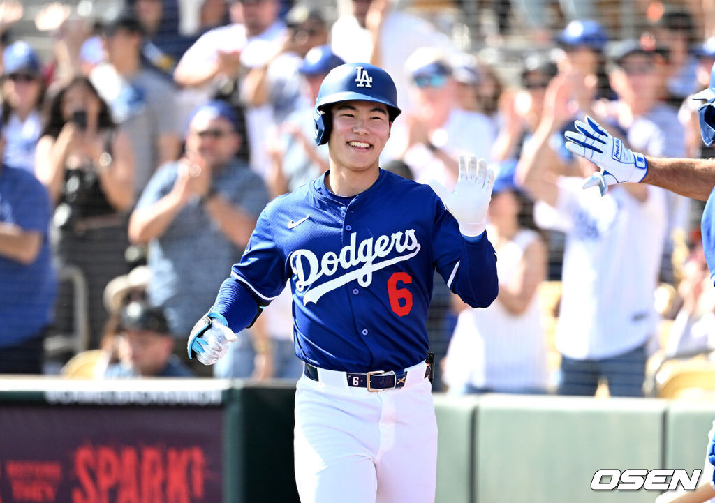 '코리안 데이'였다. 이정후(샌프란시스코 자이언츠)와 김혜성(LA 다저스)이 맞대결에서 나란히 맹활약했다.  LA 다저스와 샌프란시스코 자이언츠는 2일(이하 한국시간) 미국 애리조나주 글렌데일의 캐멀백 랜치에서 2025 메이저리그 시범경기를 치렀다. 이날 김혜성은 8번 유격수로, 이정후는 3번 중견수로 각각 선발 출장했다. 이정후가 총알 2루타로 선제 타점을 올리자, 7푼 타율로 마음고생을 하던 김혜성은 시범경기 첫 홈런포를 터뜨렸다.5회초 무사에서 LA 다저스 김혜성이 좌월 솔로 홈런을 치고 홈에서 테일러의 축하를 받고 있다. 2025.03.02 / sunday@osen.co.kr