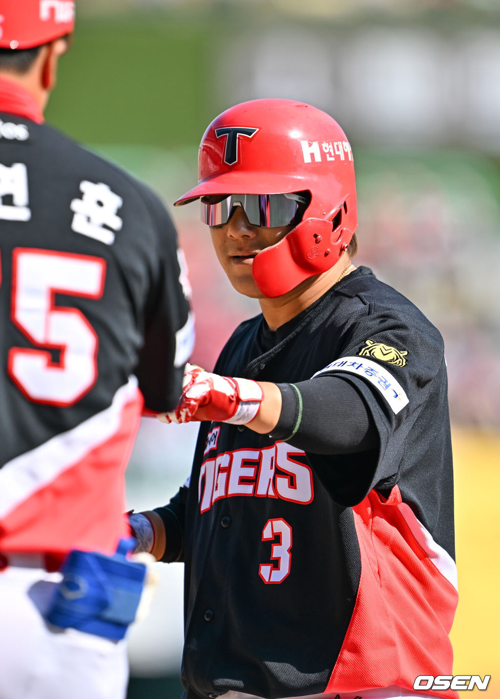 28일 인천 SSG랜더스필드에서 ‘2026 신한 SOL KBO리그’ SSG 랜더스와 KIA 타이거즈의 개막전이 열렸다.이날 경기에서 SSG은 화이트를, KIA는 네일을 선발로 내세웠다.5회초 무사 주자 만루 KIA 김선빈이 우익수 앞 2타점 적시타를 때린 후 1루에서 기뻐하고 있다. 2026.03.28 / rumi@osen.co.kr