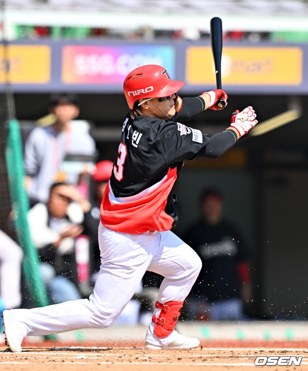 28일 인천 SSG랜더스필드에서 ‘2026 신한 SOL KBO리그’ SSG 랜더스와 KIA 타이거즈의 개막전이 열렸다.이날 경기에서 SSG은 화이트를, KIA는 네일을 선발로 내세웠다.1회초 1사 주자 1,3루 KIA 김선빈의 3루수 앞 땅볼 타구를 때리며 1타점을 올리고 있다. 2026.03.28 / rumi@osen.co.kr