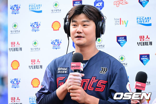 [OSEN=대구, 조은정 기자] 프로야구 롯데 자이언츠가 이틀 연속 홈런 파티를 벌이며 개막 2연전을 싹쓸이했다. 롯데는 29일 대구삼성라이온즈파크에서 열린 삼성 라이온즈와의 원정 경기에서 6-2로 승리했다.지난 28일 삼성과의 정규 시즌 개막전에서 윤동희, 빅터 레이예스, 전준우가 홈런을 터뜨리며 6-3 승리를 거둔 데 이어 이날 경기에서도 손호영, 노진혁, 레이예스가 홈런 4개를 폭발하며 기분 좋은 승리를 가져왔다. 반면 삼성은 1점을 얻는 데 그쳤다. 선발 최원태는&nbsp;시즌 첫 등판을 퀄리티스타트로 장식했으나 타선의 도움을 받지 못해 고배를 마셨다.롯데 손호영이 수훈선수 인터뷰를 하고 있다. 2026.03.29 /cej@osen.co.kr