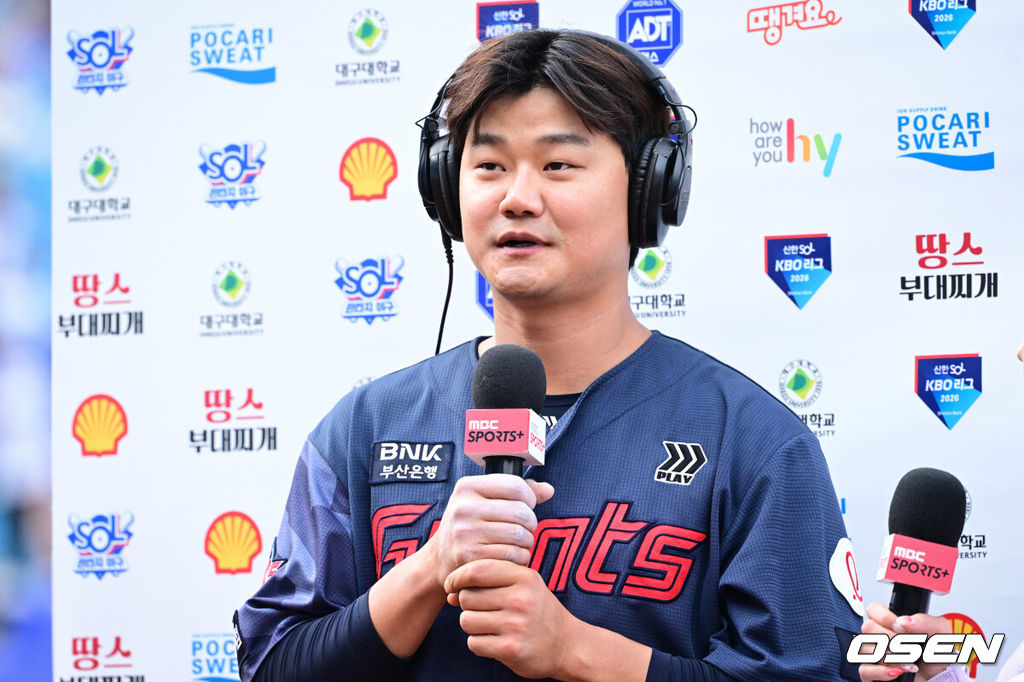 프로야구 롯데 자이언츠가 이틀 연속 홈런 파티를 벌이며 개막 2연전을 싹쓸이했다. 롯데는 29일 대구삼성라이온즈파크에서 열린 삼성 라이온즈와의 원정 경기에서 6-2로 승리했다.지난 28일 삼성과의 정규 시즌 개막전에서 윤동희, 빅터 레이예스, 전준우가 홈런을 터뜨리며 6-3 승리를 거둔 데 이어 이날 경기에서도 손호영, 노진혁, 레이예스가 홈런 4개를 폭발하며 기분 좋은 승리를 가져왔다. 반면 삼성은 1점을 얻는 데 그쳤다. 선발 최원태는 시즌 첫 등판을 퀄리티스타트로 장식했으나 타선의 도움을 받지 못해 고배를 마셨다.롯데 손호영이 수훈선수 인터뷰를 하고 있다. 2026.03.29 /cej@osen.co.kr