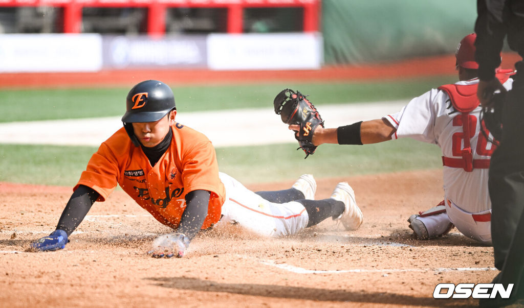 11일 오후 인천 SSG랜더스필드에서 ‘2025 신한 SOL BANK KBO리그’ SSG 랜더스와 한화 이글스의 시범경기가 진행됐다.이날 SSG은 정동윤을, 한화는 와이스를 선발투수로 내세웠다. 4회초 1사 1,3루 한화 황영묵의 타석때 3루 주자 임종찬이 더블스틸로 홈에 슬라이딩하며 득점 올리고 있다.      2025.03.11 / soul1014@osen.co.kr