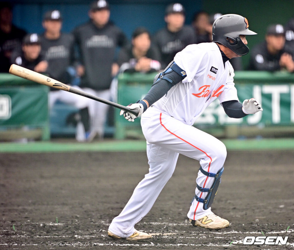  한화 이글스가 23일(한국시간) 일본 오키나와 오키나와 니시자키 야구장에서 일본프로야구 구단 지바 롯데 마린스와 연습경기를 가졌다.한화는 22일 훈련을 시작으로 8차례 연습경기를 치른 뒤 내달 4일 귀국한다.8회초 2사 1,2루 한화 임종찬이 적시타를 날리고 있다. 2025.02.23 /cej@osen.co.kr