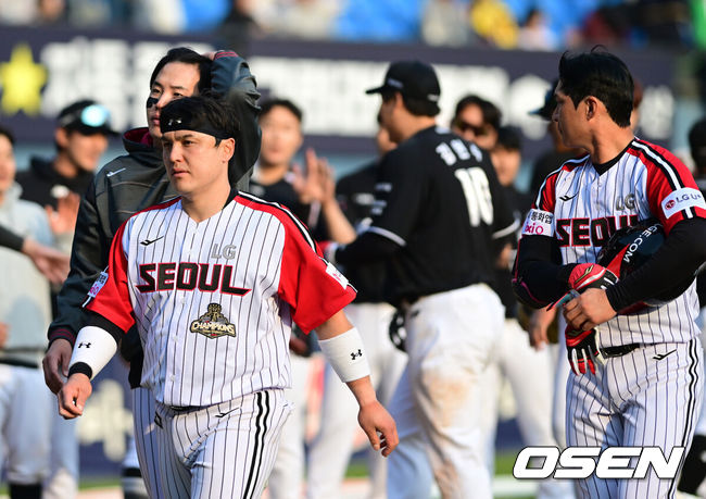 [OSEN=잠실, 지형준 기자] 프로야구 KT 위즈가 LG 트윈스 상대로 개막시리즈를 스윕했다.&nbsp;KT는 29일 서울 잠실구장에서 열린 2026 KBO리그 LG와 시즌 2차전에서 6-5로 승리했다. 허경민이 동점 투런 홈런을 터뜨렸고, 9회초 김현수가 좌익수 앞 땅볼로 결승타점을 올렸다. 9회말 박영현이 등판해 1점 차 리드를 지켜내며 이틀 연속 세이브를 챙겼다.&nbsp;LG 박동원, 임찬규, 오지환이 패배를 아쉬워하고 있다. 2026.03.29&nbsp;/ jpnews@osen.co.kr