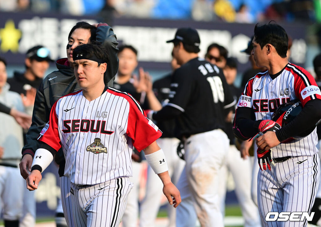 프로야구 KT 위즈가 LG 트윈스 상대로 개막시리즈를 스윕했다. KT는 29일 서울 잠실구장에서 열린 2026 KBO리그 LG와 시즌 2차전에서 6-5로 승리했다. 허경민이 동점 투런 홈런을 터뜨렸고, 9회초 김현수가 좌익수 앞 땅볼로 결승타점을 올렸다. 9회말 박영현이 등판해 1점 차 리드를 지켜내며 이틀 연속 세이브를 챙겼다. LG 박동원, 임찬규, 오지환이 패배를 아쉬워하고 있다. 2026.03.29 / jpnews@osen.co.kr