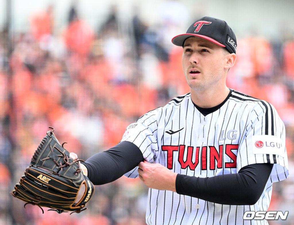 26일 오후 서울 잠실야구장에서 2025 신한 SOL Bank KBO리그 포스트시즌 한국시리즈 1차전 LG 트윈스와 한화 이글스의 경기가 열렸다.LG는 앤더스 톨허스트, 한화는 문동주를 선발 투수로 내세웠다.1회초 수비를 마친 LG 톨허스트가 더그아웃으로 가고 있다. 2025.10.26 /sunday@osen.co.kr