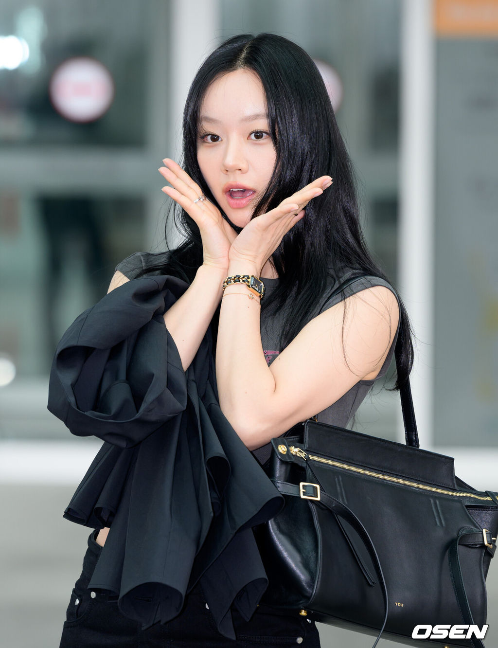 배우 혜리가 30일 오전 해외 일정차 인천국제공항을 통해 출국했다.혜리는 드라마 ‘그대에게 드림’에서 배우 황인엽과 호흡을 맞출 예정이며 디즈니+ 예능 ‘스타일 워즈’ MC로도 활약을 예고하고 있다.혜리가 출국장으로 이동하며 인사를 하고 있다. 2026.03.30 /sunday@osen.co.kr