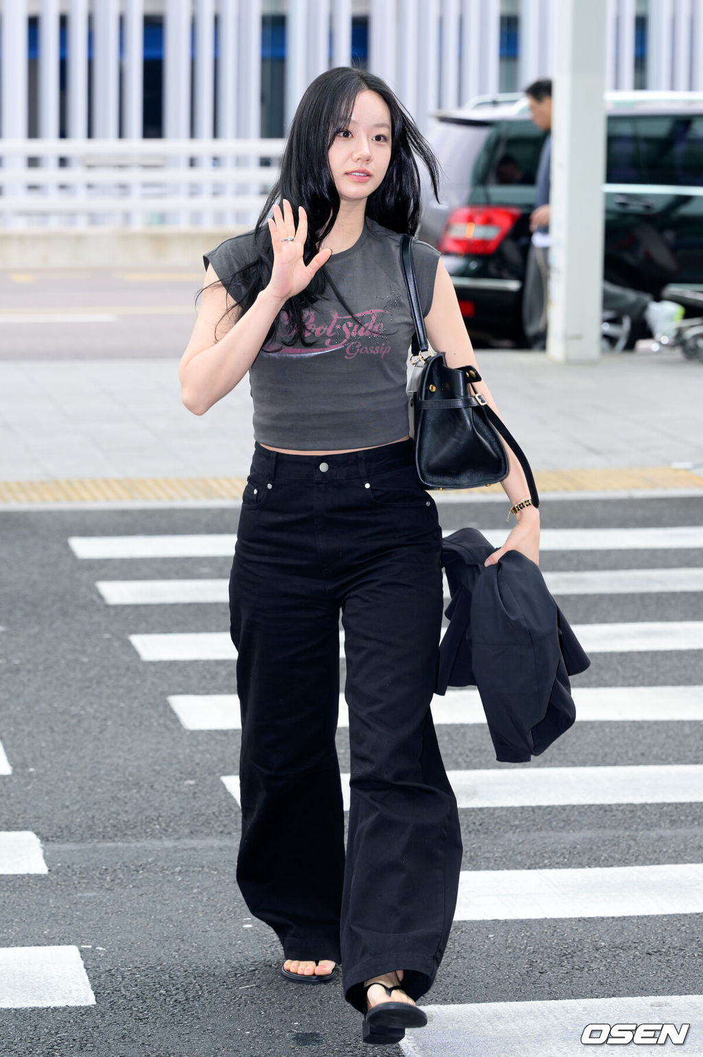 배우 혜리가 30일 오전 해외 일정차 인천국제공항을 통해 출국했다.혜리는 드라마 ‘그대에게 드림’에서 배우 황인엽과 호흡을 맞출 예정이며 디즈니+ 예능 ‘스타일 워즈’ MC로도 활약을 예고하고 있다.혜리가 출국장으로 이동하며 인사를 하고 있다. 2026.03.30 /sunday@osen.co.kr