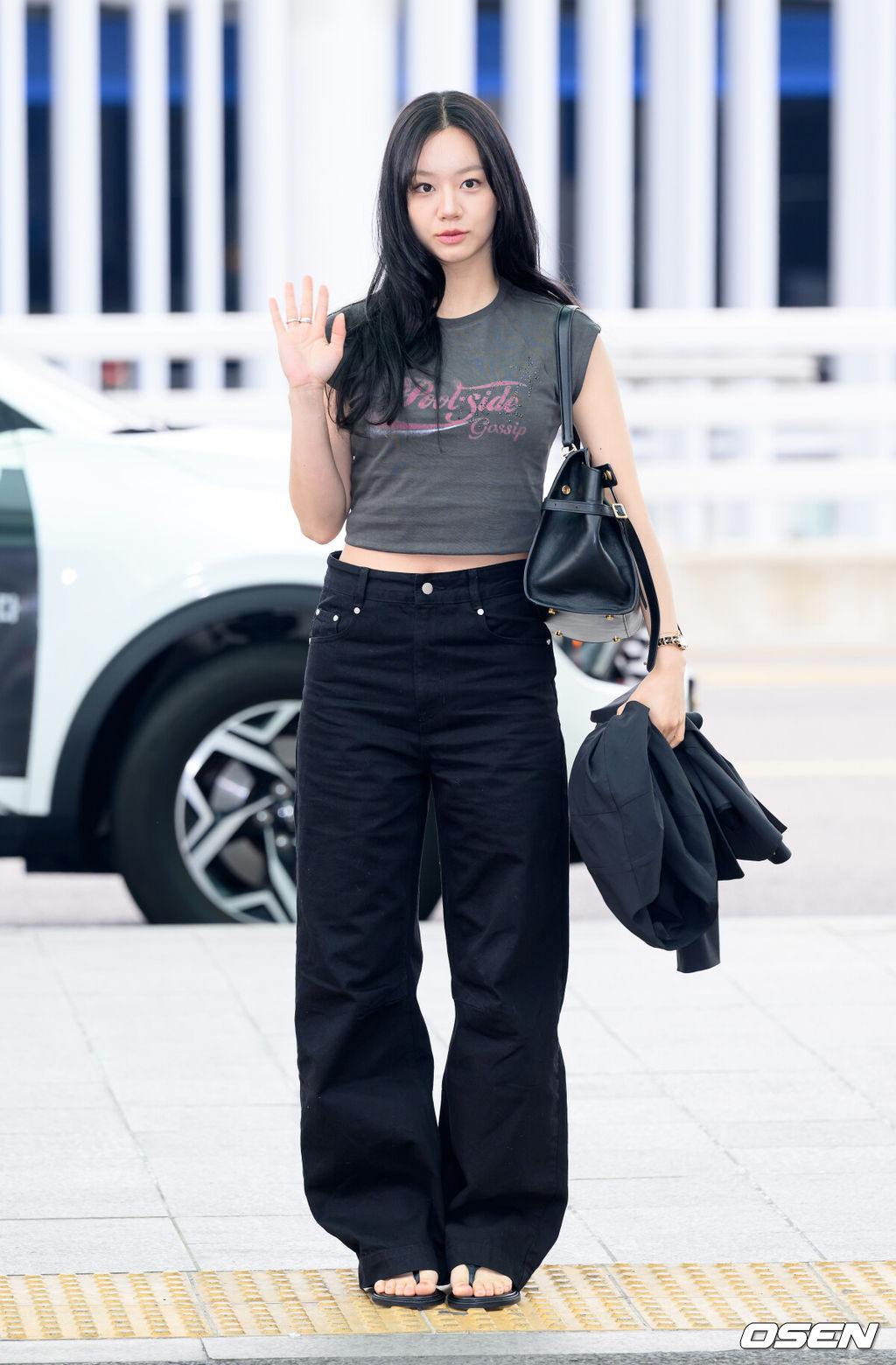 배우 혜리가 30일 오전 해외 일정차 인천국제공항을 통해 출국했다.혜리는 드라마 ‘그대에게 드림’에서 배우 황인엽과 호흡을 맞출 예정이며 디즈니+ 예능 ‘스타일 워즈’ MC로도 활약을 예고하고 있다.혜리가 출국장으로 이동하며 인사를 하고 있다. 2026.03.30 /sunday@osen.co.kr