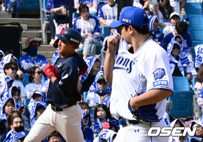 [OSEN=대구, 조은정 기자] 29일 대구삼성라이온즈파크에서 ‘2026 신한 SOL KBO 리그’ 삼성 라이온즈와 롯데 자이언츠의 개막시리즈 경기가 열렸다.개막전 선발 투수로 삼성은 최원태를 롯데는 비슬리를 내세웠다.5회초에서 삼성 최원태가 롯데 선두타자 노진혁에게 우월 홈런을 허용한 뒤 아쉬워하고 있다. 2026.03.29 /cej@osen.co.kr