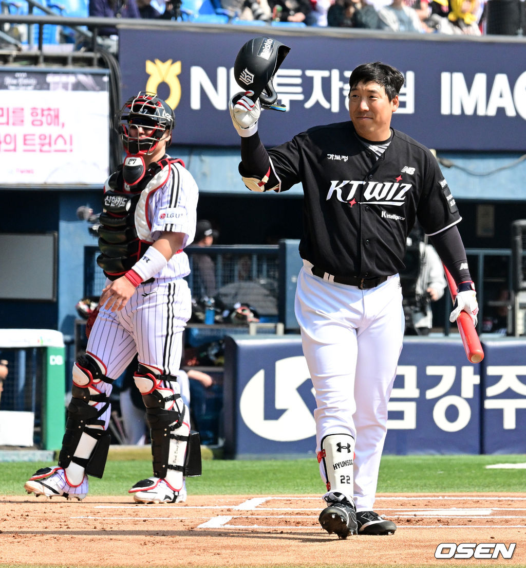 28일 서울 잠실야구장에서 2026 신한 SOL KBO리그 개막전 LG 트윈스와 KT 위즈의 경기가 열렸다. 1회초 1사에서 KT 김현수가 LG 팬들에게 인사를 하고 있다. 2026.03.28 / jpnews@osen.co.kr