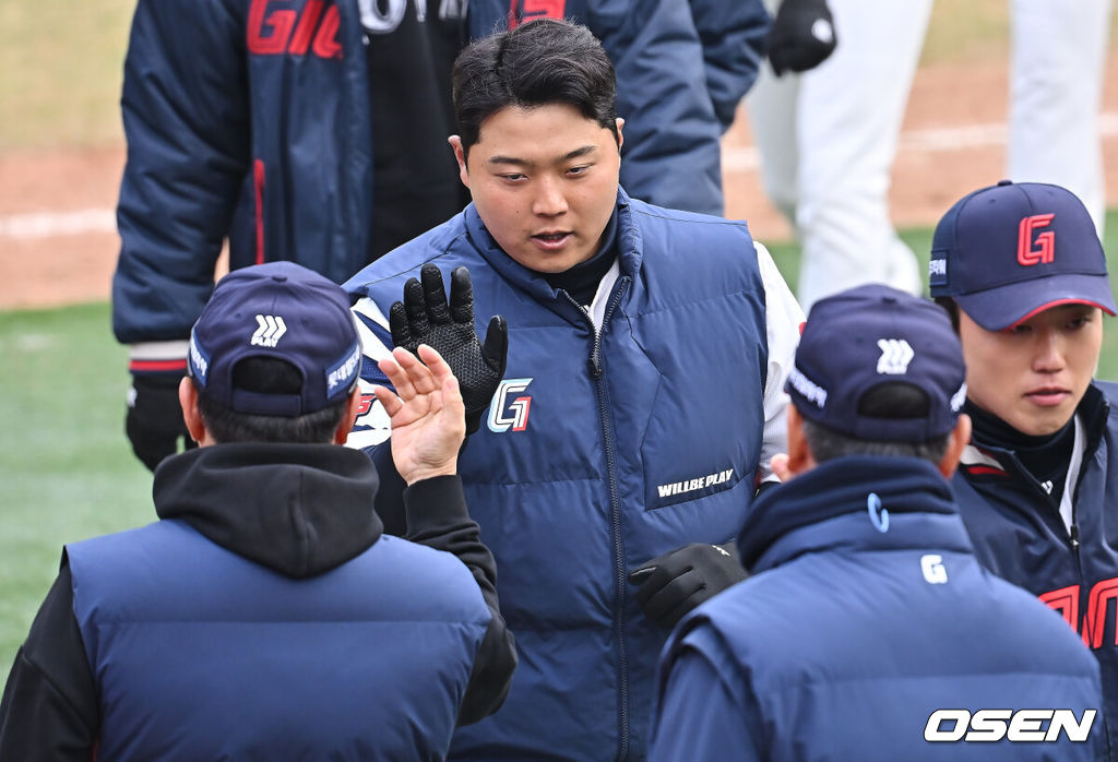 12일 부산 사직야구장에서 2026 신한 SOL KBO 리그 롯데 자이언츠와 KT 위즈의 시범경기가 열렸다. 이날 부산 사직과 이천, 대전, 광주, 마산 5개구장에서 막을 올렸다.롯데 자이언츠 한동희가 KT 위즈에 4-3으로 승리한 후 김태형 감독과 하이파이브를 하고 있다. 2026.03.12 / foto0307@osen.co.kr