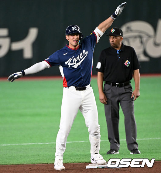 [OSEN=도쿄(일본), 손용호 기자] 9일 일본 도쿄돔에서 월드베이스볼클래식(WBC) 조별리그 C조 한국과 호주의 경기가&nbsp;열렸다.C조는 일본이 3승으로 조 1위를 확정, 8강에 진출했다. 호주가 2승 1패, 대만이 2승 2패, 한국이 1승 2패, 체코는 3패다.한국 WBC 대표팀이 8강에 진출하려면 호주에 2점 이하로 실점하면서 5점 차 이상으로 승리해야만 한다.8회초 무사에서 한국 셰이 위트컴이 좌전 2루타를 치고 환호하고 있다. 2026.03.09&nbsp;/spjj@osen.co.kr