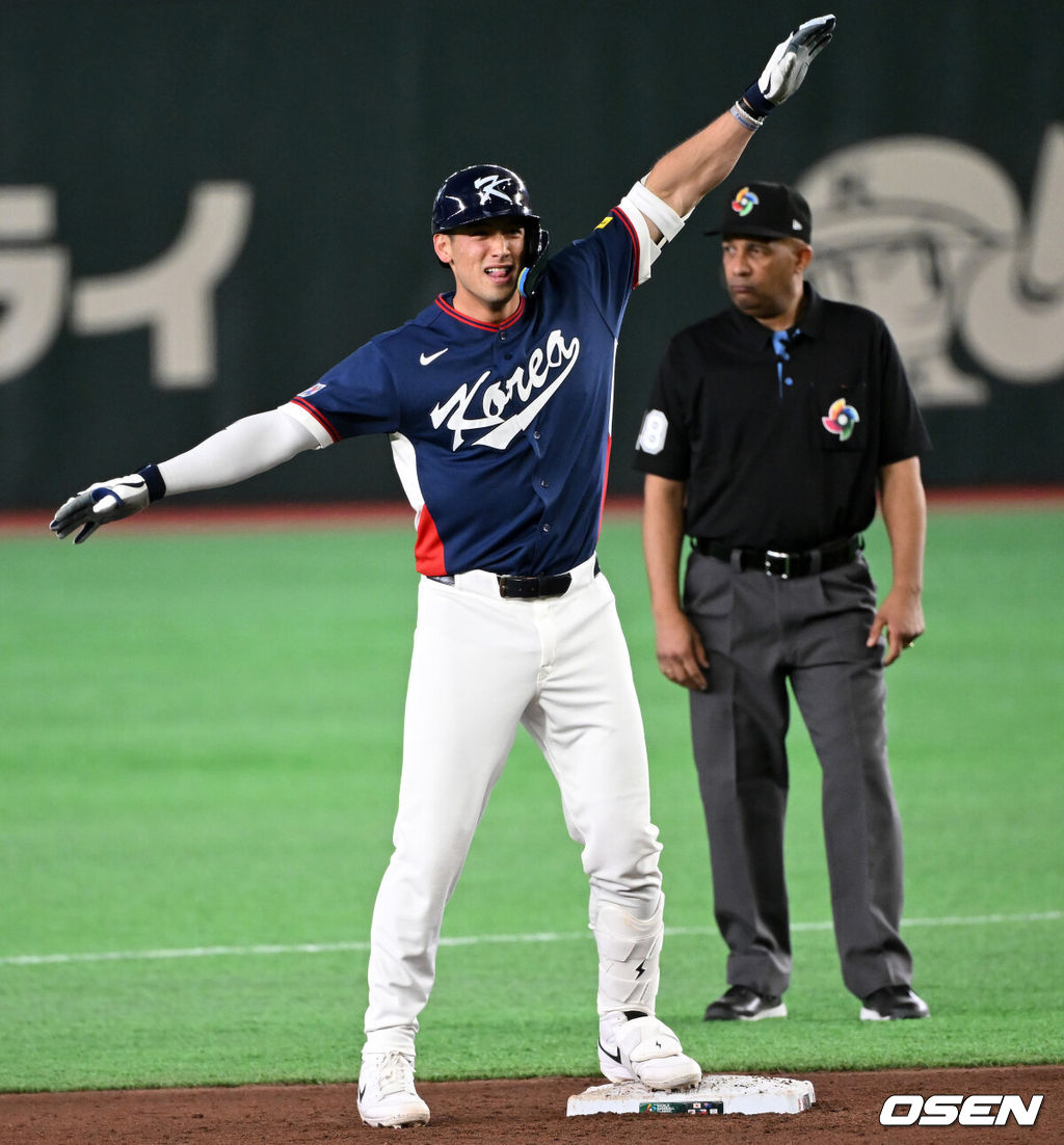 9일 일본 도쿄돔에서 월드베이스볼클래식(WBC) 조별리그 C조 한국과 호주의 경기가 열렸다.C조는 일본이 3승으로 조 1위를 확정, 8강에 진출했다. 호주가 2승 1패, 대만이 2승 2패, 한국이 1승 2패, 체코는 3패다.한국 WBC 대표팀이 8강에 진출하려면 호주에 2점 이하로 실점하면서 5점 차 이상으로 승리해야만 한다.8회초 무사에서 한국 셰이 위트컴이 좌전 2루타를 치고 환호하고 있다. 2026.03.09 /spjj@osen.co.kr