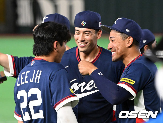 [OSEN=도쿄(일본), 손용호 기자] 도쿄의 기적이 나왔다. 한국 WBC 대표팀이 17년 만에 1라운드를 통과했다.&nbsp;한국은 9일 일본 도쿄돔에서 열린 ‘2026 월드베이스볼클래식(WBC)’ 1라운드 C조 호주와의 경기에서 로 승리를 거뒀다. 이로써 한국은 조별라운드 2승2패를 기록하면서 호주, 대만 등을 최소실점률로 제치면서 2009년 이후 17년 만에 1라운드를 통과했다. 이제 한국은 마이애미행 전세기를 탄다.경기 종료 후 한국 이정후, 셰이 위트컴, 저마이 존스가 승리의 기쁨을 나누고 있다. 2026.03.09&nbsp;/spjj@osen.co.kr