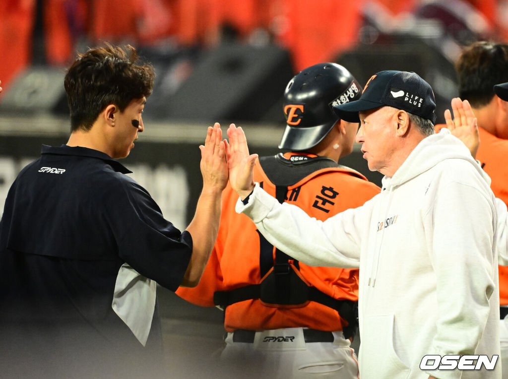 프로야구 한화 이글스가 첫 판을 승리하고, 한국시리즈 진출 확률 76.5%를 잡았다. 한화는 18일 대전 한화생명볼파크에서 열린 2025 KBO리그 플레이오프(5전 3선승제) 1차전 삼성 라이온즈와 경기에서 9-8 재역전 승리를 거뒀다. 예상과 달리 난타전이었고, 한화는 15안타를 몰아쳤다. 선발 폰세는 6이닝 7피안타(1피홈런) 1볼넷 8탈삼진 6실점(5자책)으로 부진했으나 승리 투수가 됐다. 문동주가 7회 구원투수로 등판해 2이닝 1피안타 4탈삼진 무실점으로 잘 던졌다. 마무리 김서현은 9회 등판해 홈런 등 2점을 허용하고 교체됐다. 김범수가 세이브를 기록했다. 경기를 마치고 한화 김경문 감독이 손아섭과 승리 하이파이브를 하고 있다. 2025.10.18 /jpnews@osen.co.kr