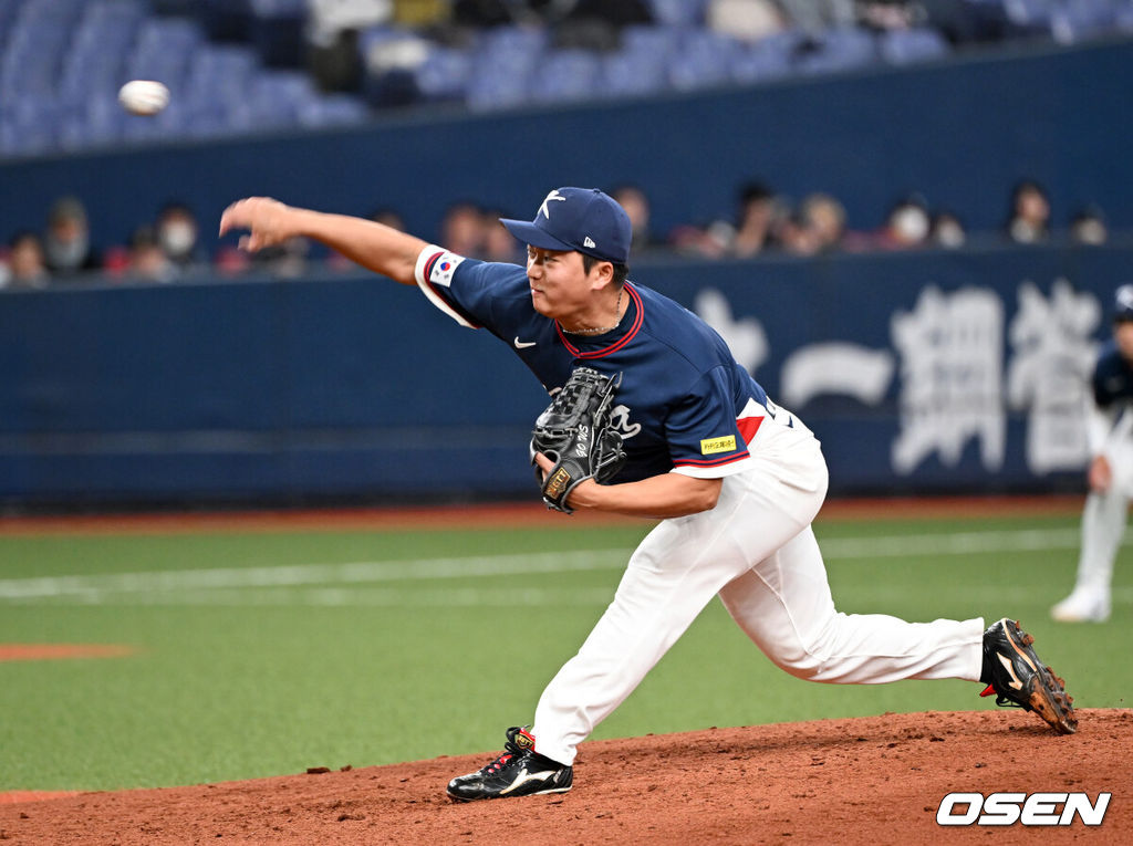 3일 일본 오사카 교세라돔에서 월드베이스볼클래식(WBC) 공식 연습 경기 한국 야구 대표팀과 오릭스 버팔로스의 경기가 열렸다.우리 대표팀은 연습 경기 2차전을 치른 뒤 5일 일본 도쿄돔에서 체코와 WBC 조별리그 1차전에서 격돌한다.4회말 2사 만루에서 한국 고우석이 역투하고 있다. 2026.03.03 /spjj@osen.co.kr