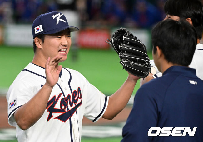[OSEN=도쿄(일본), 손용호 기자] 8일 일본 도쿄돔에서 2026 월드베이스볼클래식(WBC) 1라운드 C조 조별리그 대한민국과 대만의 경기가&nbsp;열렸다.한국은 전날(7일) 일본과의 경기에서 6-8로 석패했다. 앞서 체코전을 11-4로 잡았던 한국은 1승1패를 마크하게 됐고, 남은 대만전과 호주전에 사활을 걸어야 한다.9회초 수비를 마친 한국 고우석이 동료선수들과 하이파이브를 하고 있다. 2026.03.08&nbsp;/spjj@osen.co.kr