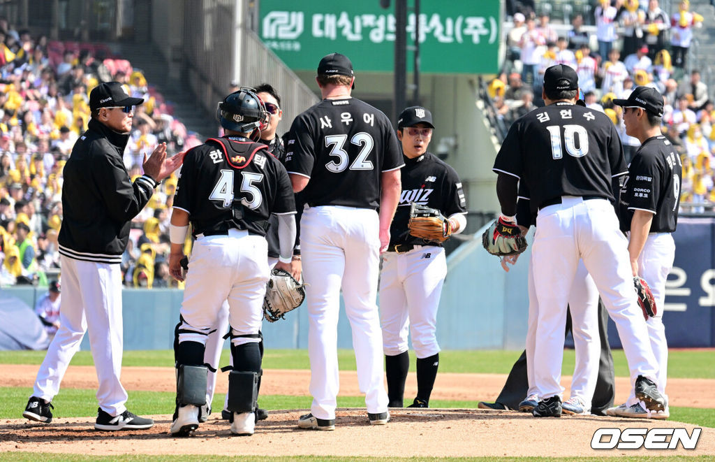 프로야구 KT 위즈가 우승팀 LG 트윈스를 꺾고 개막전 승리를 거뒀다. KT는 28일 서울 잠실구장에서 열린 2026 KBO리그 개막전 LG와 경기에서 장단 18안타를 폭발시키며 11-7로 승리했다. KT는 역대 6번째 개막전 선발 전원 안타 진기록을 세웠다.KT 신인 이강민은 3안타를 때려, 고졸 신인 개막전 최다 안타 타이 기록을 세웠다. 김현수는 개막전 통산 최다 안타 타이(20개)에 성공했다. KT 선발 맷 사우어는 5이닝 동안 5피안타(1피홈런) 5볼넷 1탈삼진 3실점으로 첫 승을 기록했다. 1회말 2사 만루에서 KT 이강철 감독이 마운드에 올라 사우어를 비롯한 야수진과 이야기를 나누고 있다. 2026.03.28 / jpnews@osen.co.kr