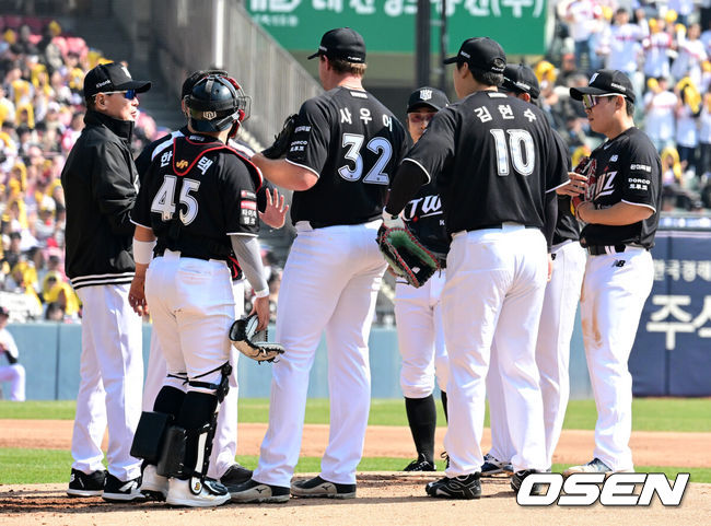 [OSEN=잠실, 지형준 기자] 프로야구 KT 위즈가 우승팀&nbsp;LG 트윈스를 꺾고 개막전 승리를 거뒀다.&nbsp;KT는&nbsp;28일 서울 잠실구장에서 열린 2026 KBO리그 개막전 LG와 경기에서 장단 18안타를 폭발시키며 11-7로 승리했다.&nbsp;KT는 역대 6번째 개막전 선발 전원 안타 진기록을 세웠다.KT 신인 이강민은 3안타를 때려, 고졸 신인 개막전 최다 안타 타이 기록을 세웠다.&nbsp;김현수는&nbsp;개막전 통산 최다 안타 타이(20개)에 성공했다.&nbsp;KT 선발 맷 사우어는 5이닝 동안 5피안타(1피홈런)&nbsp;5볼넷 1탈삼진 3실점으로 첫 승을 기록했다.&nbsp;1회말 2사 만루에서 KT 이강철 감독이 마운드에 올라 사우어를 비롯한 야수진과 이야기를 나누고 있다. 2026.03.28&nbsp;/ jpnews@osen.co.kr