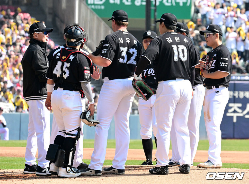 프로야구 KT 위즈가 우승팀 LG 트윈스를 꺾고 개막전 승리를 거뒀다. KT는 28일 서울 잠실구장에서 열린 2026 KBO리그 개막전 LG와 경기에서 장단 18안타를 폭발시키며 11-7로 승리했다. KT는 역대 6번째 개막전 선발 전원 안타 진기록을 세웠다.KT 신인 이강민은 3안타를 때려, 고졸 신인 개막전 최다 안타 타이 기록을 세웠다. 김현수는 개막전 통산 최다 안타 타이(20개)에 성공했다. KT 선발 맷 사우어는 5이닝 동안 5피안타(1피홈런) 5볼넷 1탈삼진 3실점으로 첫 승을 기록했다. 1회말 2사 만루에서 KT 이강철 감독이 마운드에 올라 사우어를 비롯한 야수진과 이야기를 나누고 있다. 2026.03.28 / jpnews@osen.co.kr