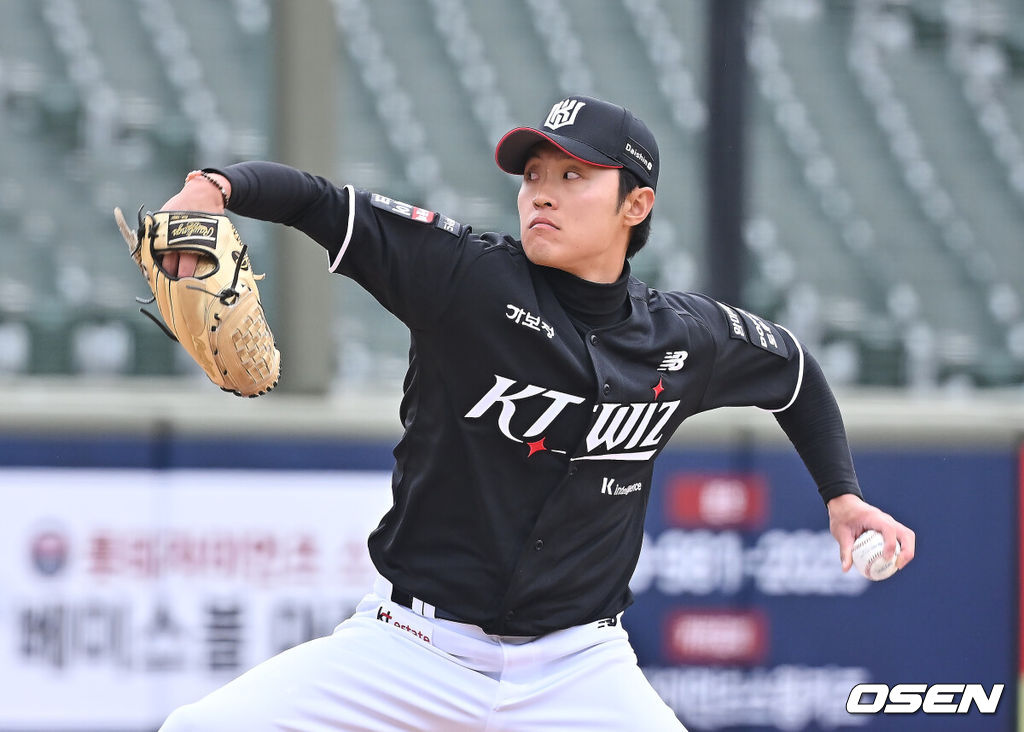 12일 부산 사직야구장에서 2026 신한 SOL KBO 리그 롯데 자이언츠와 KT 위즈의 시범경기가 열렸다. 이날 부산 사직과 이천, 대전, 광주, 마산 5개구장에서 막을 올렸다.KT 위즈 전용주가 역투하고 있다. 2026.03.12 / foto0307@osen.co.kr