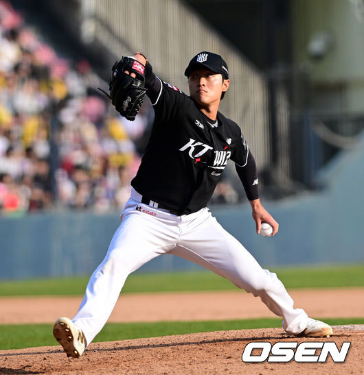 [OSEN=잠실, 지형준 기자] 29일 서울 잠실야구장에서 2026 신한 SOL KBO리그 LG 트윈스와 KT 위즈의 경기가 열렸다. 이날 LG는 임찬규, KT는 소형준을 선발로 내세웠다.8회말 KT 전용주가 역투하고 있다. 2026.03.29&nbsp;/ jpnews@osen.co.kr