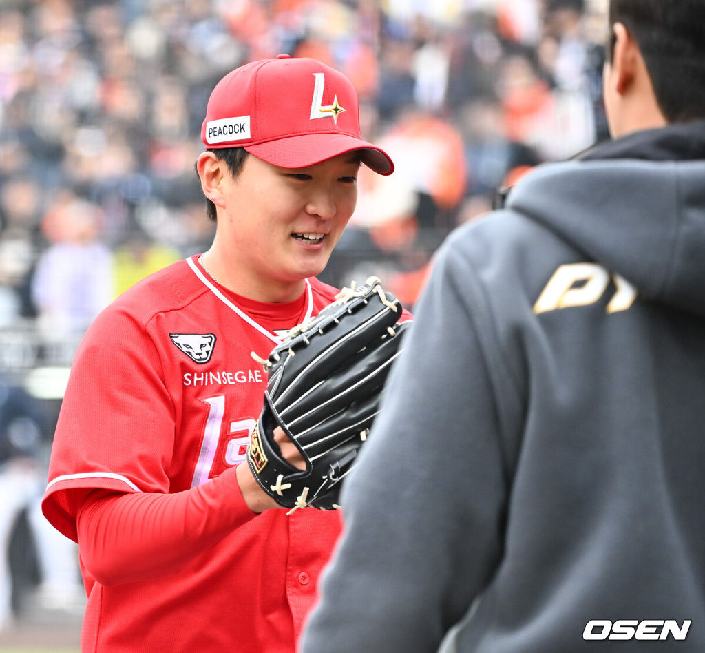 15일 대전 한화생명볼파크에서 2026 신한 SOL KBO리그 시범경기 한화 이글스와 SSG 랜더스의 경기가 열렸다. 4회말을 마친 SSG 선발 김건우가 미소 지으며 덕아웃에서 하이파이브를 하고 있다. 2026.03.15 /rumi@osen.co.kr작성일 2026-03-15 13:57:09