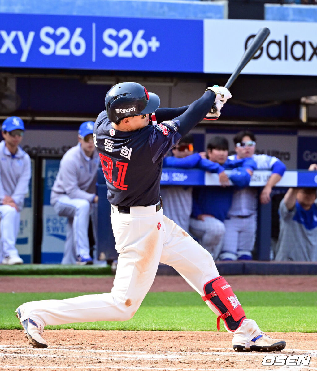 29일 대구삼성라이온즈파크에서 ‘2026 신한 SOL KBO 리그’ 삼성 라이온즈와 롯데 자이언츠의 개막시리즈 경기가 열렸다.개막전 선발 투수로 삼성은 최원태를 롯데는 비슬리를 내세웠다.6회초 2사에서 롯데 윤동희가 안타를 날리고 있다. 2026.03.29 /cej@osen.co.kr