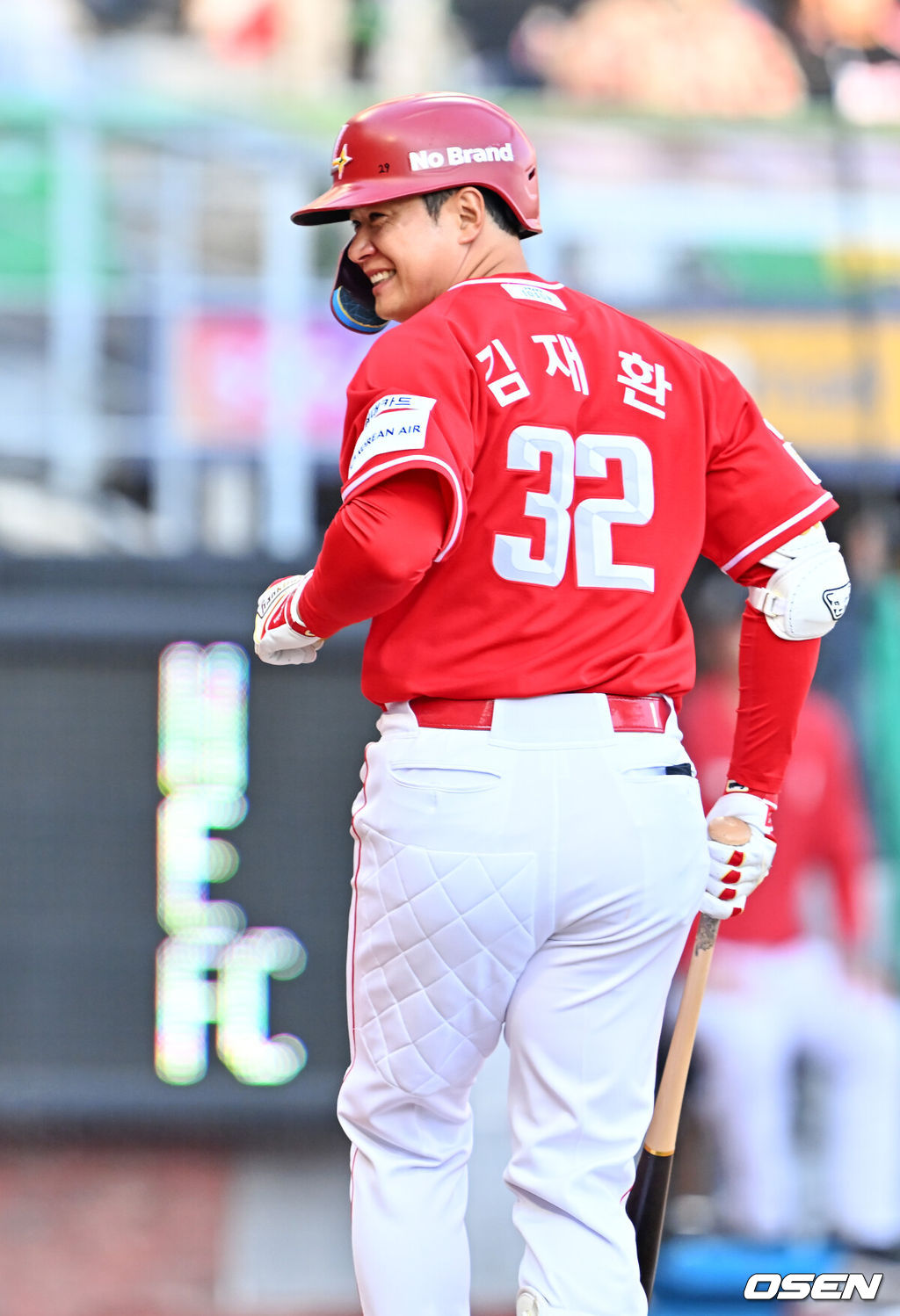 28일 인천 SSG랜더스필드에서 ‘2026 신한 SOL KBO리그’ SSG 랜더스와 KIA 타이거즈의 개막전이 열렸다.이 경기에서 SSG은 KIA에 7-6로 승리했다. 개막전부터 짜릿한 끝내기 승리를 거뒀다.9회말 1사 주자 만루 SSG 김재환 타석에서 끝내기 폭투가 나오자 김재환이 환하게 웃고 있다. 2026.03.28 / rumi@osen.co.kr