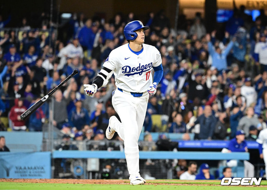 4일(한국시간) 미국 캘리포니아주 로스앤젤레스 다저스타디움에서 2024 메이저리그 LA 다저스와 샌프란시스코 자이언츠의 경기가 열렸다. 이날 1번 중견수로 선발 출장하는 이정후는 올 시즌 6경기 타율 2할9푼2리(24타수 7안타) 1홈런 4타점 1득점 OPS .762를 기록하며 좋은 출발을 하고 있다. 지난 3일 경기에서는 첫 4타석에서 모두 안타를 때려내지 못했지만 마지막 타석에서 안타를 때려내며 2경기 연속 안타와 6경기 연속 출루 기록을 이어갔다. 7회말 2사에서 LA 다저스 오타니 쇼헤이가 우중월 솔로 홈런을 치고 있다. 2024.04.04 /jpnews@osen.co.kr