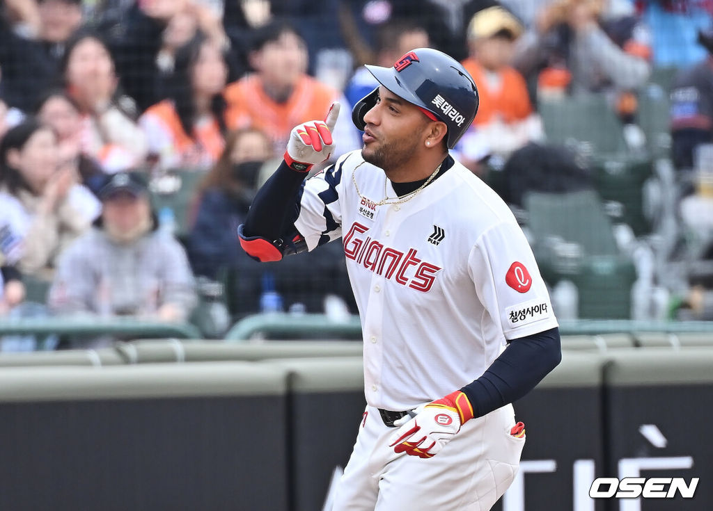 22일 부산 사직야구장에서 2026 신한 SOL KBO 리그 롯데 자이언츠와 한화 이글스의 시범경기가 열렸다. 홈팀 롯데는 비슬리가, 방문팀 한화는 에르난데스가 선발 출전했다.롯데 자이언츠 레이예스가 3회말 무사 1루 우월 2점 홈런을 치고 세리머니를 하고 있다. 2026.03.22 / foto0307@osen.co.kr