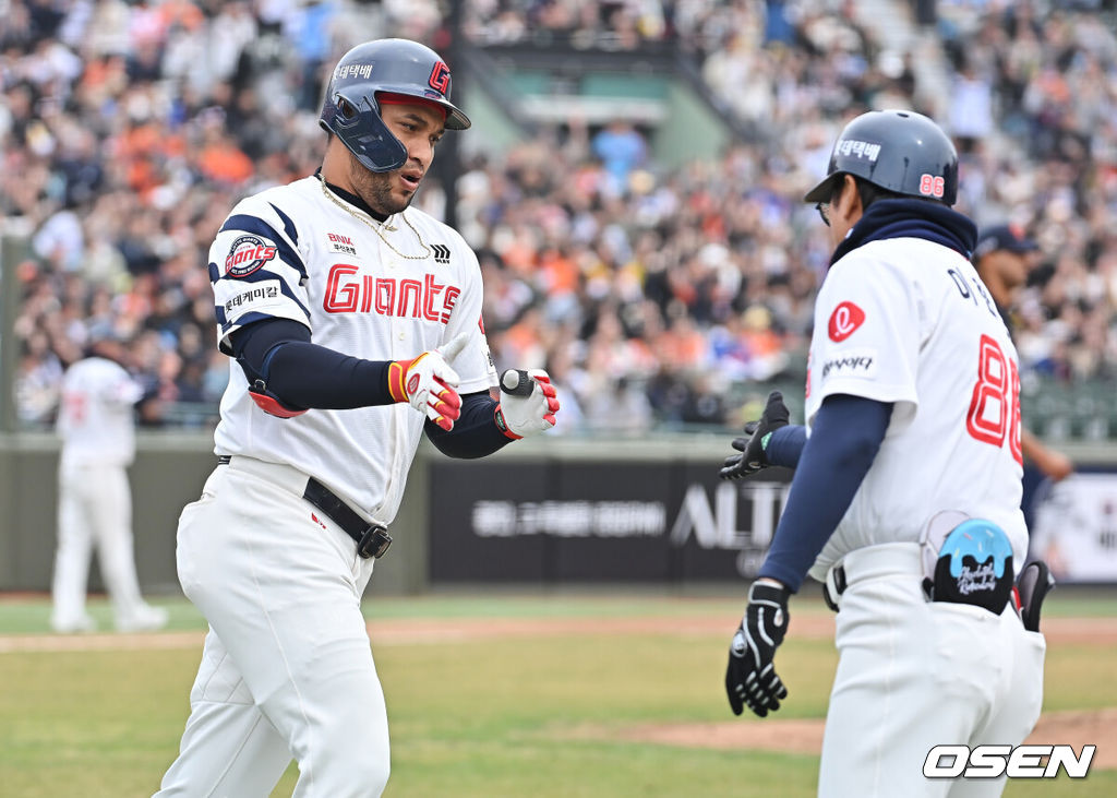 22일 부산 사직야구장에서 2026 신한 SOL KBO 리그 롯데 자이언츠와 한화 이글스의 시범경기가 열렸다. 홈팀 롯데는 비슬리가, 방문팀 한화는 에르난데스가 선발 출전했다.롯데 자이언츠 레이예스가 3회말 무사 1루 우월 2점 홈런을 치고 하이파이브를 하고 있다. 2026.03.22 / foto0307@osen.co.kr