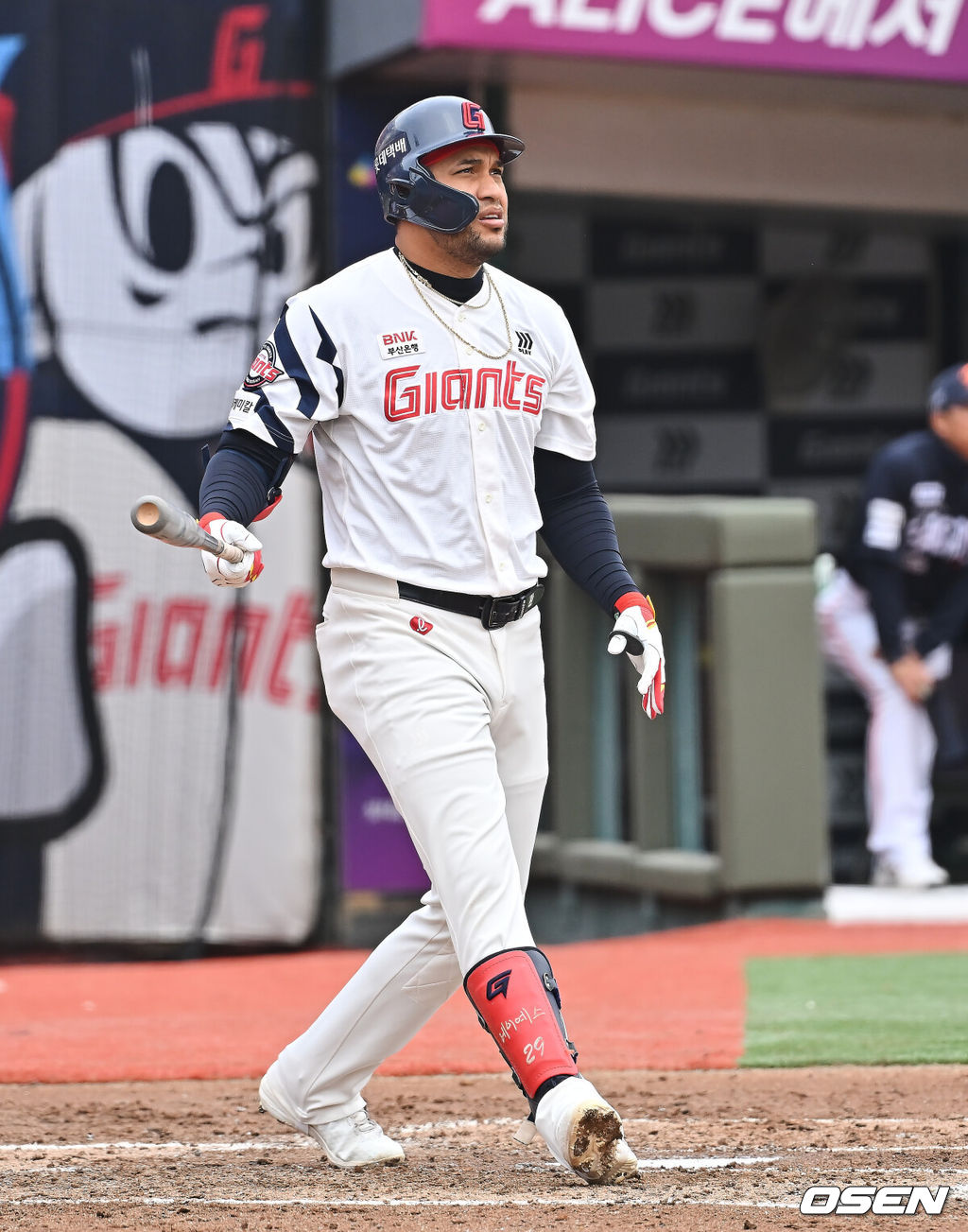 22일 부산 사직야구장에서 2026 신한 SOL KBO 리그 롯데 자이언츠와 한화 이글스의 시범경기가 열렸다. 홈팀 롯데는 비슬리가, 방문팀 한화는 에르난데스가 선발 출전했다.롯데 자이언츠 레이예스가 3회말 무사 1루 우월 2점 홈런을 치고 있다. 2026.03.22 / foto0307@osen.co.kr