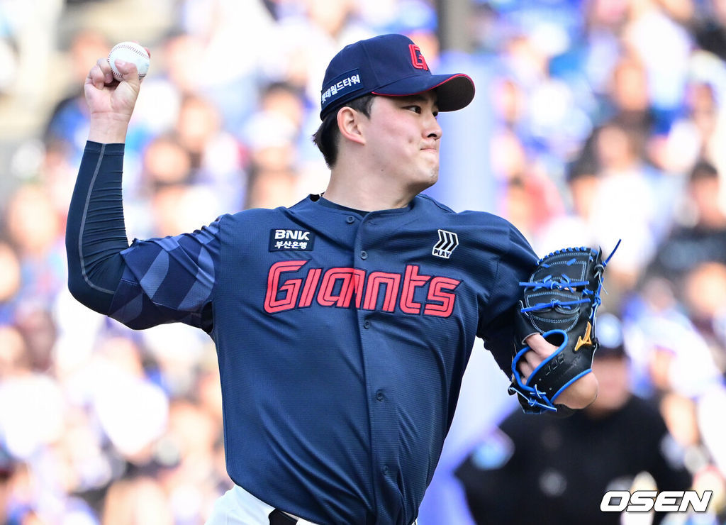 28일 대구삼성라이온즈파크에서 ‘2026 신한 SOL KBO 리그’ 삼성 라이온즈와 롯데 자이언츠의 개막전이 열렸다.개막전 선발 투수로 삼성은 후라도를 롯데는 로드리게스를 내세웠다.9회말 롯데 김원중이 역투하고 있다. 2026.03.28 /cej@osen.co.kr
