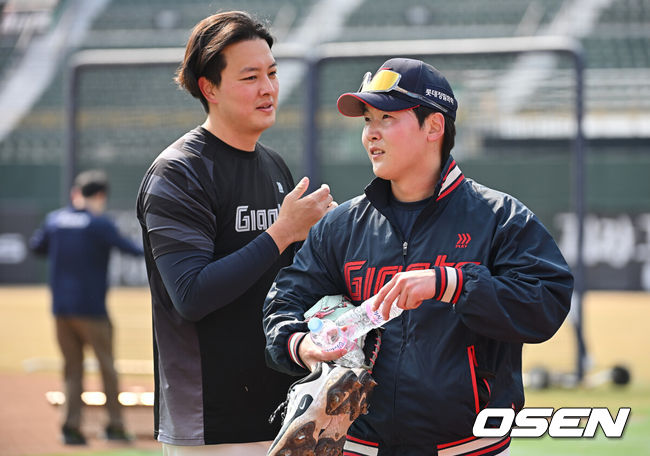 [OSEN=부산, 이석우 기자] 12일 부산 사직야구장에서 2026 신한 SOL KBO 리그 롯데 자이언츠와 KT 위즈의 시범경기가 열린다. 이날 부산 사직과 이천, 대전, 광주, 마산 5개구장에서 막을 올린다.롯데 자이언츠 김원중과 최준용이 훈련을 마무리하고 있다. 2026.03.12 / foto0307@osen.co.kr