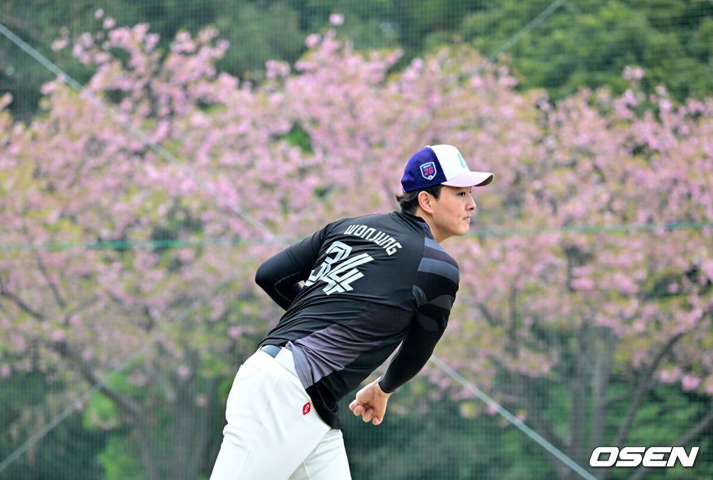 26일 일본 미야자키 산마린 스타디움에서 두산 베어스와 롯데 자이언츠의 구춘대회 경기가 열렸다.두 팀의 맞대결은 롯데가 6-2로 앞선 3회말 악천후로 인해 노게임 선언됐다. 경기에 앞서 롯데 김원중이 캐치볼을 하고 있다. 2026.02.26 /jpnews@osen.co.kr