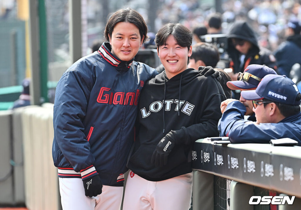 롯데 자이언츠 김원중, 최준용 057 2026.03.15 / foto0307@osen.co.kr