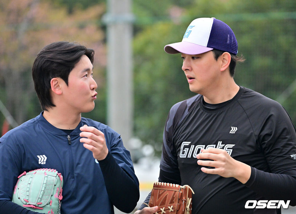 26일 일본 미야자키 산마린 스타디움에서 두산 베어스와 롯데 자이언츠의 구춘대회 경기가 열렸다.두 팀의 맞대결은 롯데가 6-2로 앞선 3회말 악천후로 인해 노게임 선언됐다. 경기에 앞서 롯데 최준용, 김원중이 훈련을 하고 있다. 2026.02.26 /jpnews@osen.co.kr