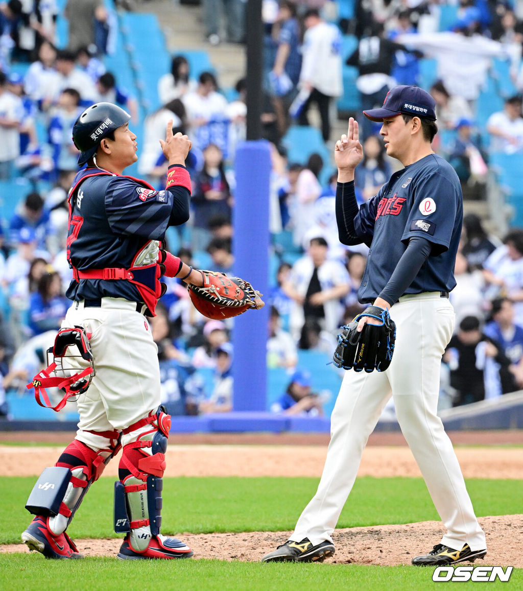 프로야구 롯데 자이언츠가 이틀 연속 홈런 파티를 벌이며 개막 2연전을 싹쓸이했다. 롯데는 29일 대구삼성라이온즈파크에서 열린 삼성 라이온즈와의 원정 경기에서 6-2로 승리했다.지난 28일 삼성과의 정규 시즌 개막전에서 윤동희, 빅터 레이예스, 전준우가 홈런을 터뜨리며 6-3 승리를 거둔 데 이어 이날 경기에서도 손호영, 노진혁, 레이예스가 홈런 4개를 폭발하며 기분 좋은 승리를 가져왔다. 반면 삼성은 1점을 얻는 데 그쳤다. 선발 최원태는 시즌 첫 등판을 퀄리티스타트로 장식했으나 타선의 도움을 받지 못해 고배를 마셨다.롯데 유강남, 김원중 배터리가 승리 세리머니를 하고 있다. 2026.03.29 /cej@osen.co.kr