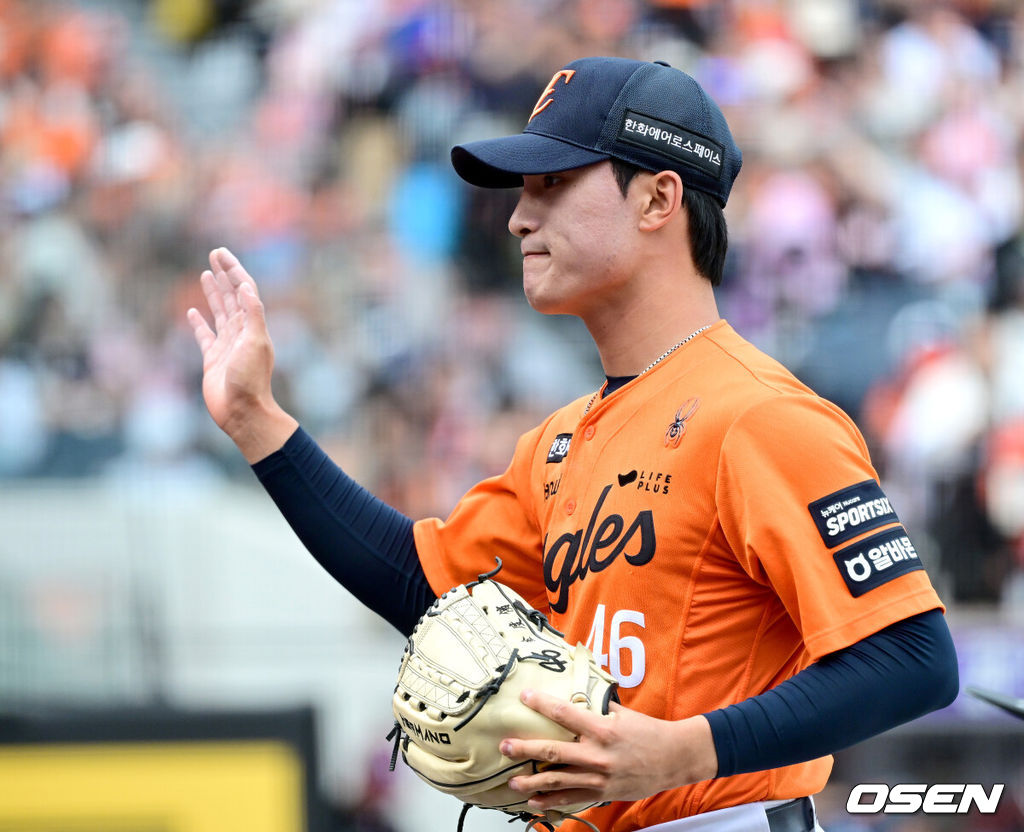 29일 대전 한화생명볼파크에서 ‘2026 신한 SOL KBO리그’ 한화 이글스와 키움 히어로즈의 경기가 열렸다.홈팀 한화는 왕옌청, 방문팀 키움은 하영민을 선발로 내세웠다. 6회초 투구를 마무리지은 한화 투수 김도빈이 더그아웃으로 향하고 있다. 2025.03.29 / dreamer@osen.co.kr